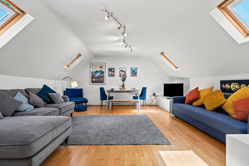 F7, Warwick Place - Exceptional 2 bed 2 bath apartment - Symphony Short ...